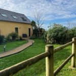 maison jaune jardin à l' entrée