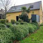 maison jaune jardin à l' entrée