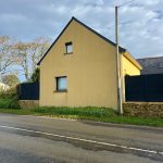 maison jaune bord de route